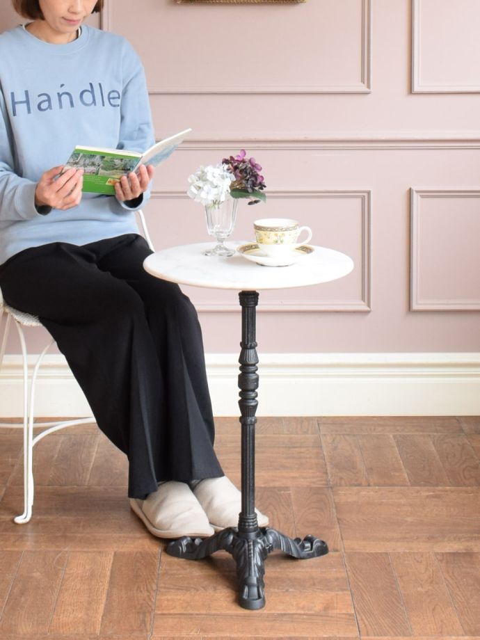 アンティーク風のオケージョナルテーブル