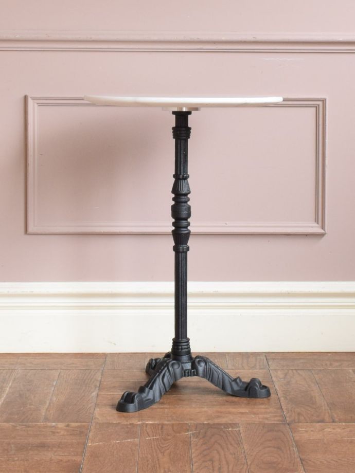 サイドテーブルの側面