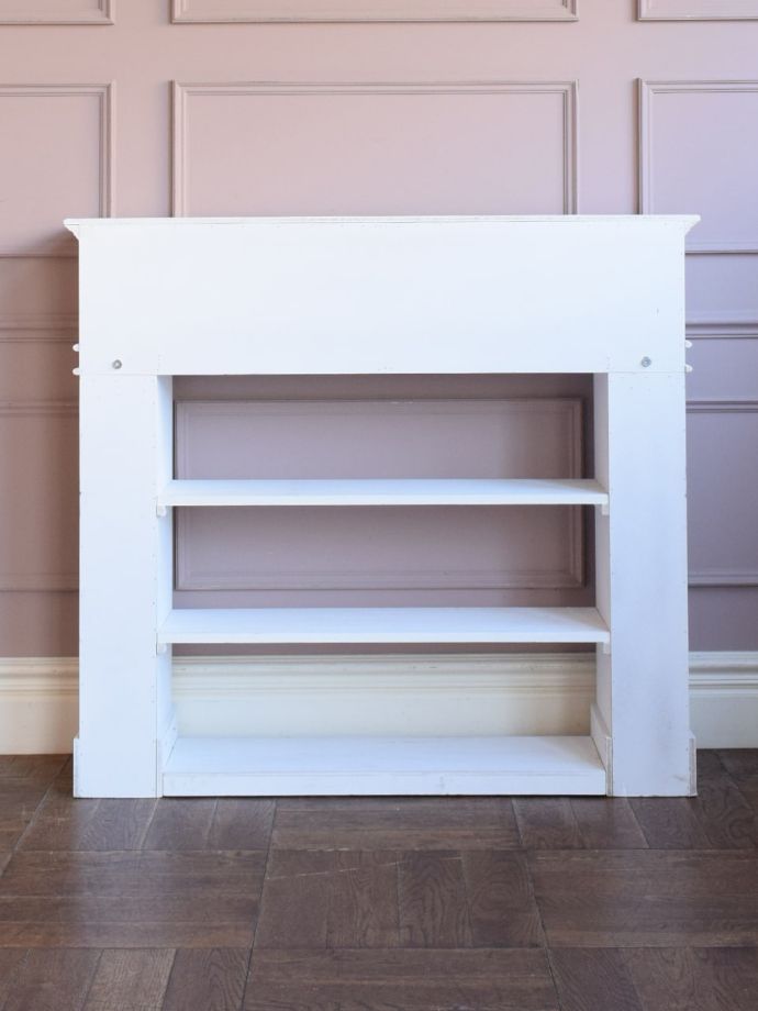 アンティーク風の家具の後ろ