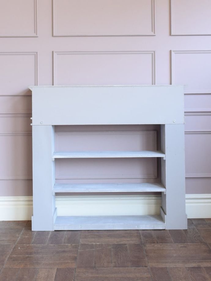 アンティーク風の家具の後ろ