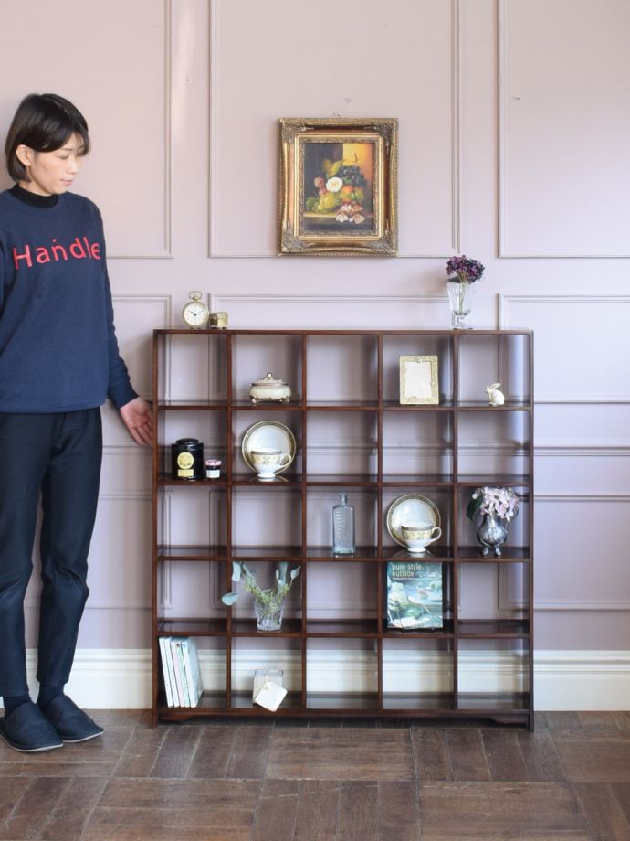 アンティーク風のオープンキャビネット