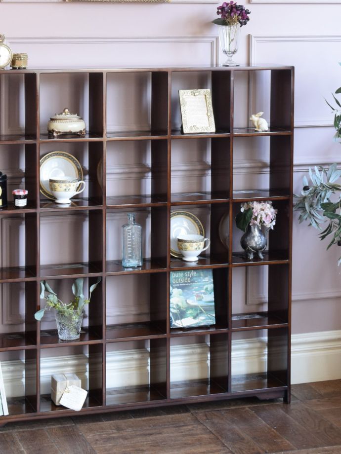 アンティーク風のオープンシェルフ