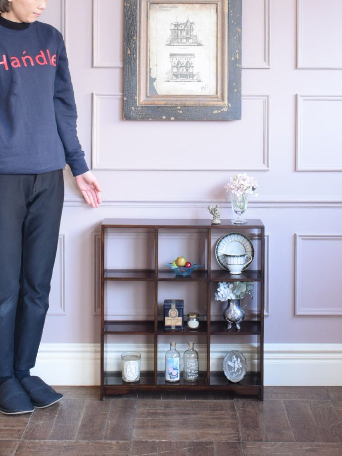 アンティーク風のオープンキャビネット