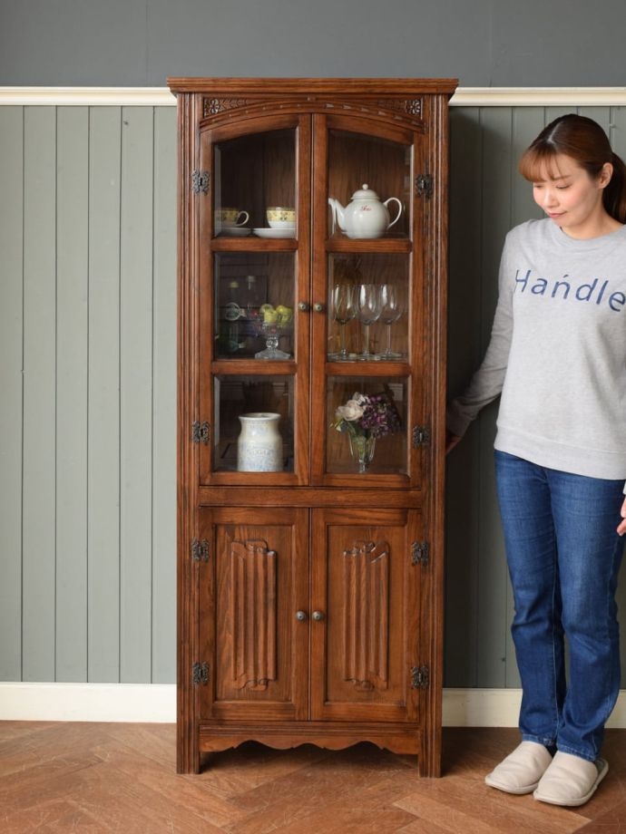 アンティーク風のおしゃれなキャビネット