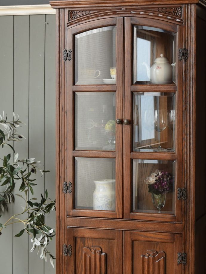 アンティーク風のキャビネット