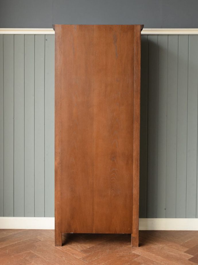 キャビネットの後ろ