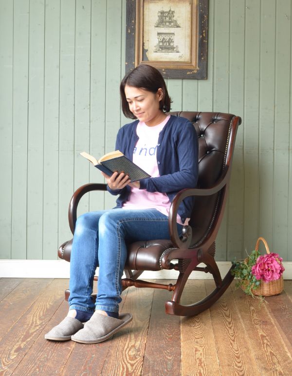 チェスターフィールド アンティーク チェア 英国の高級感のあるアンティークソファ、革張りのロッキングチェア。首まで支えてくれるので快適!気持ちいいですよ。(z-002-c)