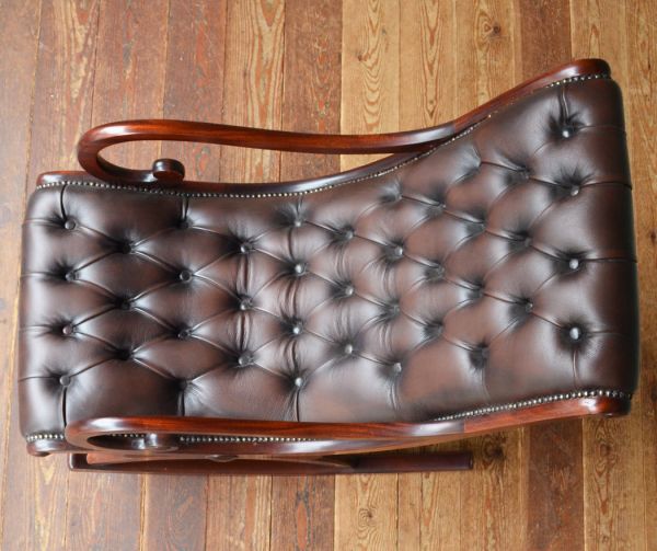 チェスターフィールド アンティーク チェア 英国の高級感のあるアンティークソファ、革張りのロッキングチェア。すわり心地がいい座面。(z-002-c)