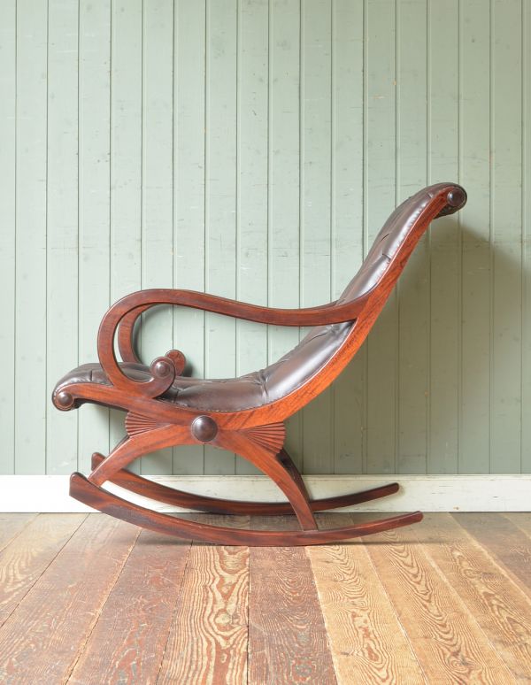 チェスターフィールド アンティーク チェア 英国の高級感のあるアンティークソファ、革張りのロッキングチェア。横から見ても、フォルムが美しい。(z-002-c)