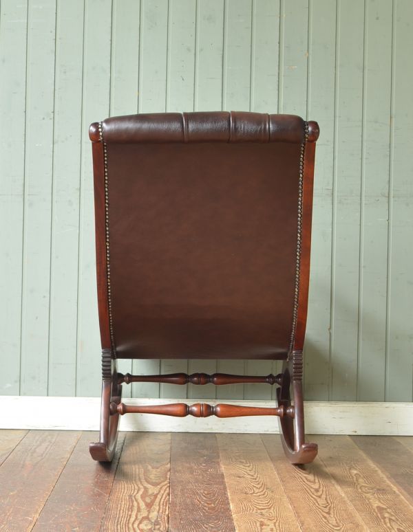 チェスターフィールド アンティーク チェア 英国の高級感のあるアンティークソファ、革張りのロッキングチェア。お気に入りの場所に置いて、ゆったりと読書するのにピッタリ!後ろ姿も美しいんです。(z-002-c)