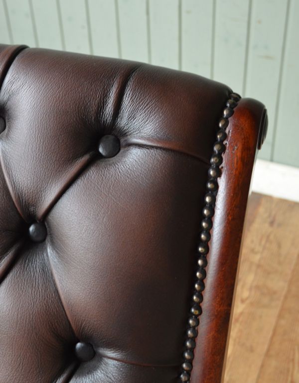 チェスターフィールド アンティーク チェア 英国の高級感のあるアンティークソファ、革張りのロッキングチェア。ハイセンスなカラーは、クラシカルな英国スタイルや華やかな南フランススタイルにも似合います。(z-002-c)