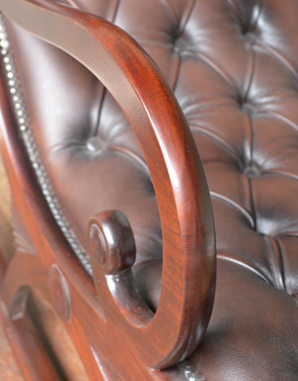 チェスターフィールド アンティーク チェア 英国の高級感のあるアンティークソファ、革張りのロッキングチェア。肘掛けがあるので、リラックスタイムにピッタリです。(z-002-c)