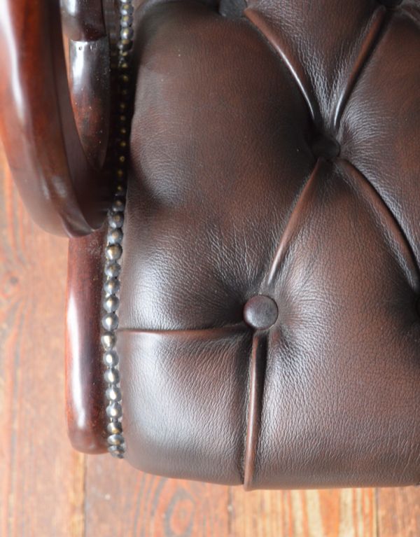 チェスターフィールド アンティーク チェア 英国の高級感のあるアンティークソファ、革張りのロッキングチェア。パンと張った革が美しい。(z-002-c)