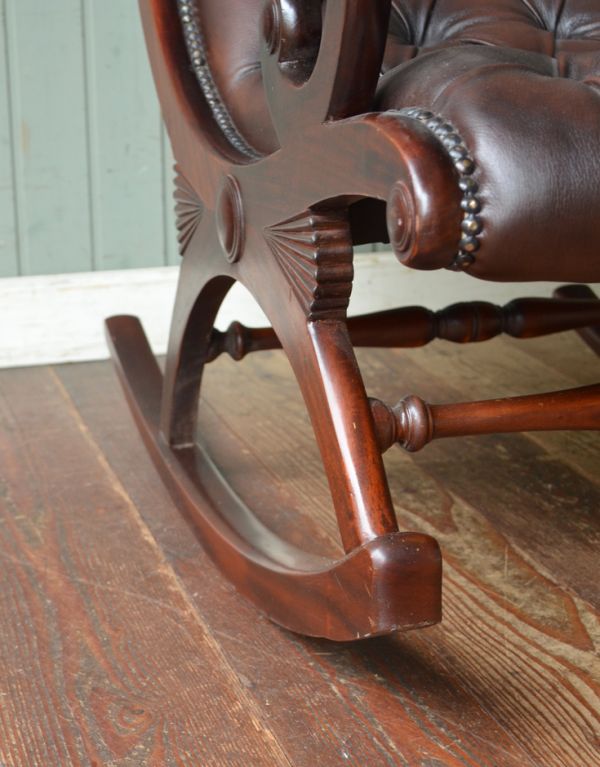 チェスターフィールド アンティーク チェア 英国の高級感のあるアンティークソファ、革張りのロッキングチェア。きちんとメンテナンスをしているので、大柄な男性でも安心してお掛けください。(z-002-c)