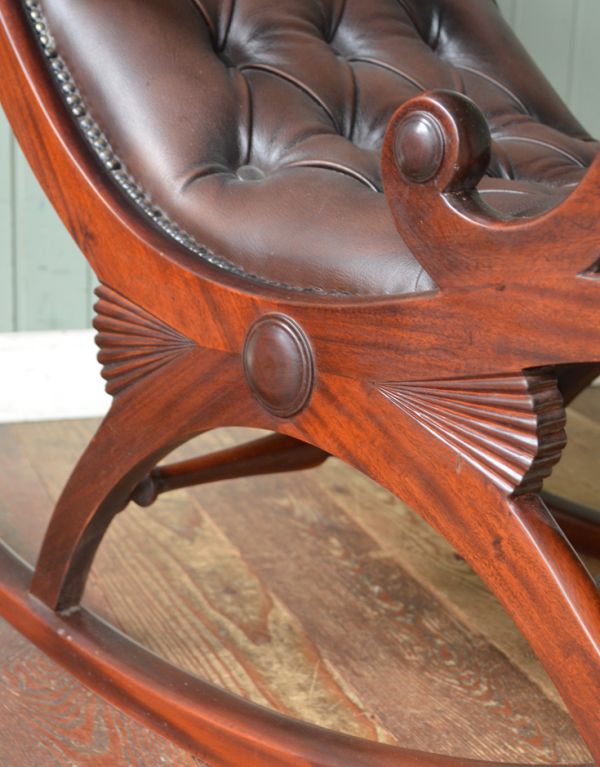 チェスターフィールド アンティーク チェア 英国の高級感のあるアンティークソファ、革張りのロッキングチェア。バネがあるのでよりリラックスできる設計のロッキングチェアです。(z-002-c)