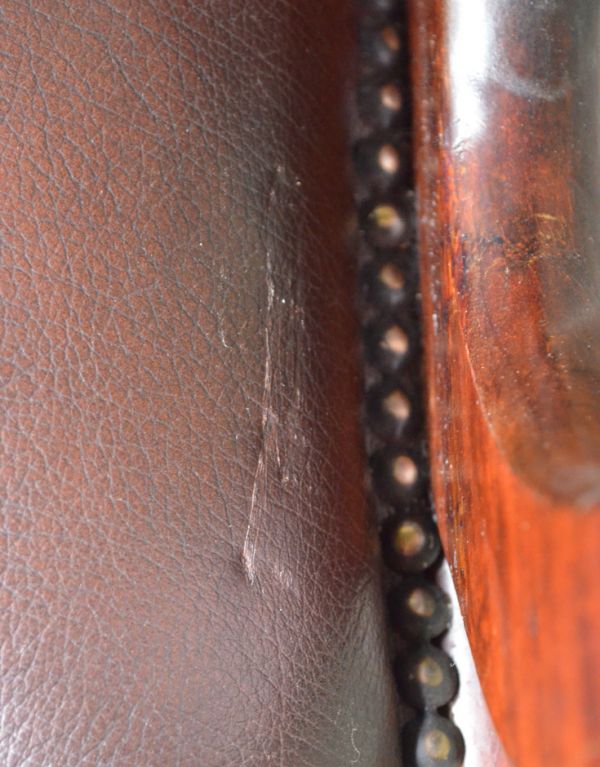 チェスターフィールド アンティーク チェア 英国の高級感のあるアンティークソファ、革張りのロッキングチェア。キズや汚れ、木目や色は1脚1脚微妙に違いますが、どれもキレイに仕上げています。(z-002-c)