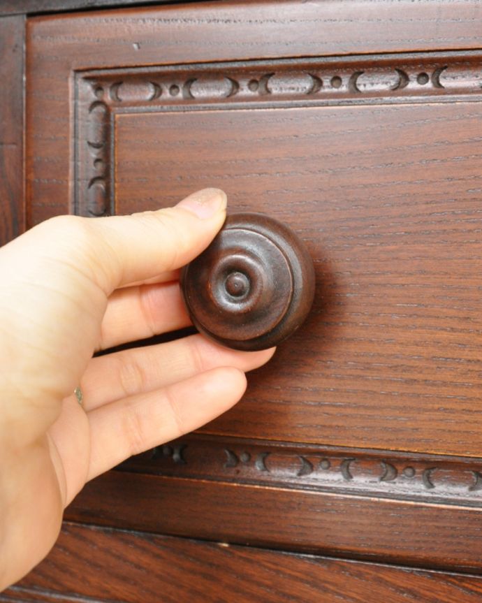 アーコールの家具　アンティーク家具　シンプルなヴィンテージ家具、アーコールのカップボード（シェルフ）。アンティークらしい取っ手ほっこりとした風合いがいい取っ手。(z-003-f)