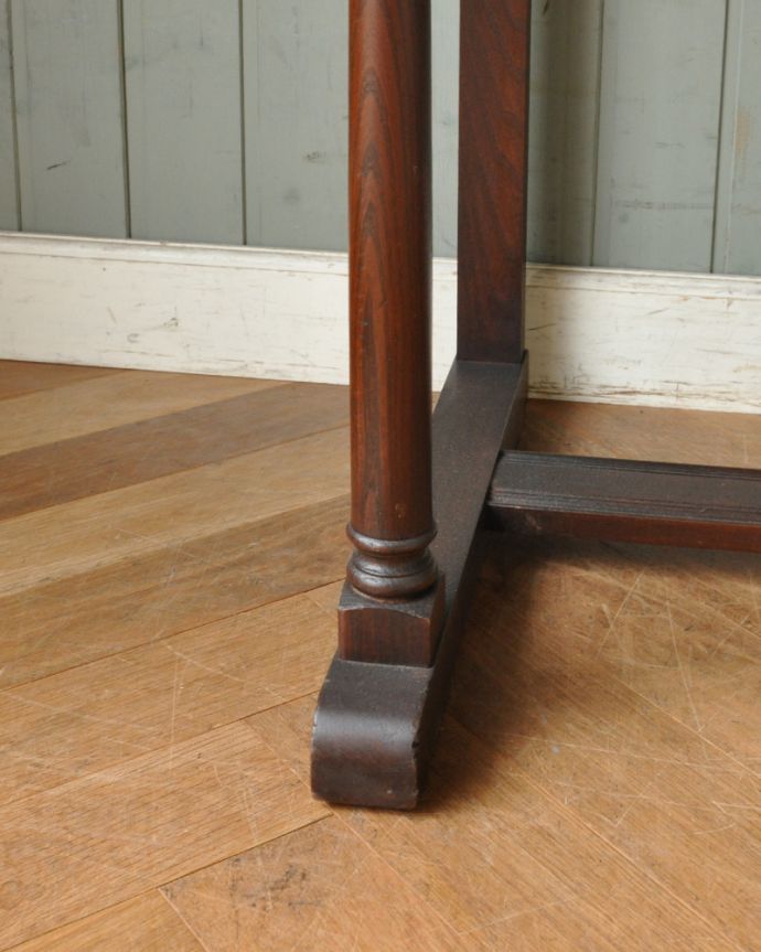 アーコールの家具　アンティーク家具　シンプルなヴィンテージ家具、アーコールのカップボード（シェルフ）。女性１人でもラクに運べちゃうヒミツHandleのアンティークは、脚の裏にフェルトキーパーをお付けしているので、床を滑らせれば女性でも移動がカンタンに出来ます！ご安心下さい。(z-003-f)