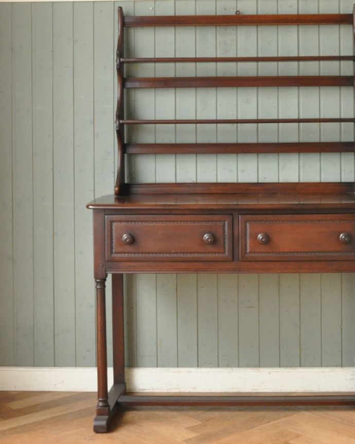 アーコールの家具　アンティーク家具　シンプルなヴィンテージ家具、アーコールのカップボード（シェルフ）。置いたもの全部が素敵に見えちゃうオープン棚を支える支柱の装飾がとても美しいので、この棚に置いたものが全部オシャレに見えるんです。(z-003-f)