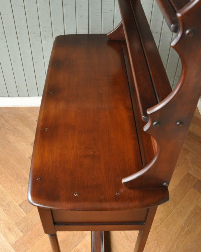 アーコールの家具　アンティーク家具　シンプルなヴィンテージ家具、アーコールのカップボード（シェルフ）。天板部分もキレイに仕上げました。(z-003-f)