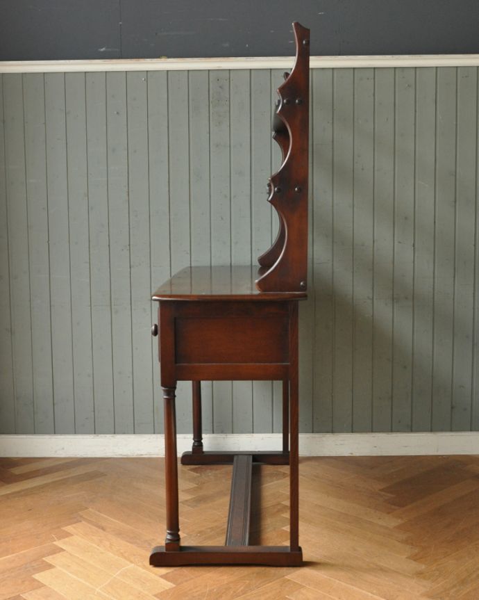 アーコールの家具　アンティーク家具　シンプルなヴィンテージ家具、アーコールのカップボード（シェルフ）。横から見てもステキフランスらしい美しさは横から見ても分かります。(z-003-f)