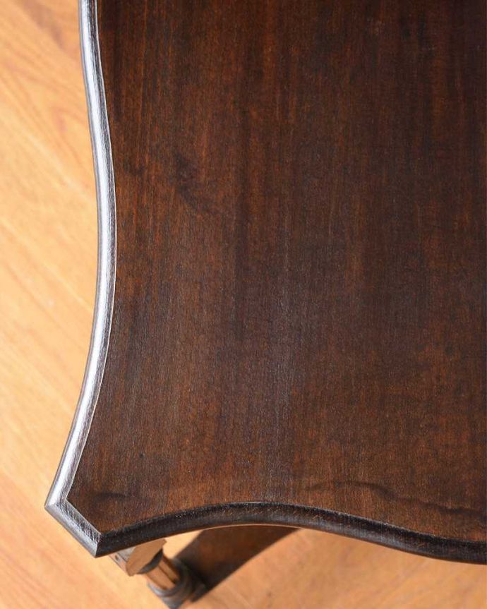 アンティーク家具 アンティークの高級感のある英国家具、オケージョナルテーブル。天板を近づいてみると…アンティークだから手に入れることが出来る天板に使われている銘木の美しさにうっとりです。(z-011-f-1)