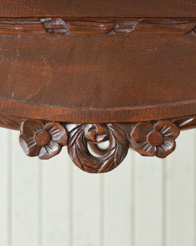 アンティーク家具 アンティークの高級感のある英国家具、オケージョナルテーブル。うっとりする美しさアンティークだから手に入る美しい彫。(z-011-f-1)