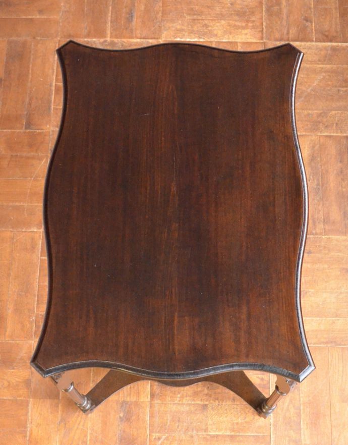 アンティーク家具 アンティークの高級感のある英国家具、オケージョナルテーブル。天板の形を見てみると･･･テーブルの形を上から見ると、こんな感じです。(z-011-f-1)