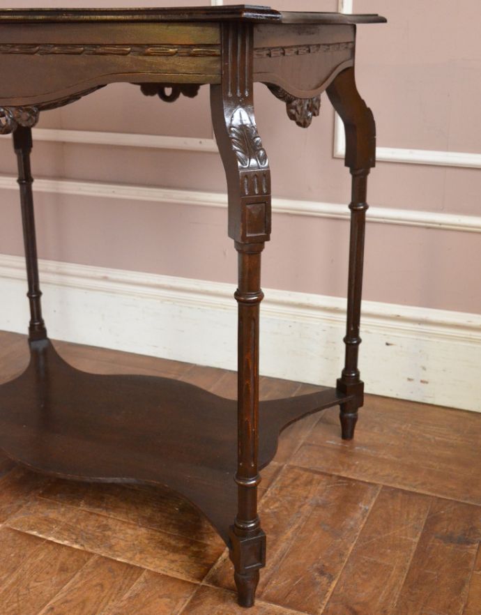 アンティーク家具 アンティークの高級感のある英国家具、オケージョナルテーブル。持ち上げなくても移動できます！Handleのアンティークは、脚の裏にフェルトキーパーをお付けしていますので、床を滑らせてれば移動が簡単です。(z-011-f-1)