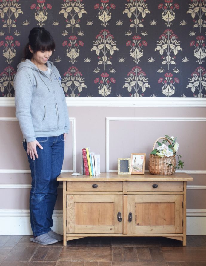 アンティークのキャビネット　アンティーク家具　ナチュラルな雰囲気にほっこりするアンティーク家具、テレビ台に使えるローキャビネット。置くだけでほっこりするアンティークオールドパイン材のアンティーク家具はなんとも言えないほっこりした雰囲気を演出してくれます。(z-012-f)