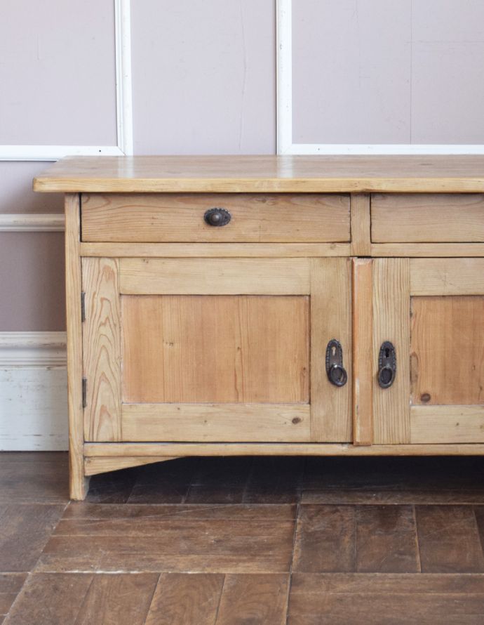 アンティークのキャビネット　アンティーク家具　ナチュラルな雰囲気にほっこりするアンティーク家具、テレビ台に使えるローキャビネット。ほっこりとした表情に癒されます年月を経て風合いを増した色とパイン材らしい節が特徴。(z-012-f)