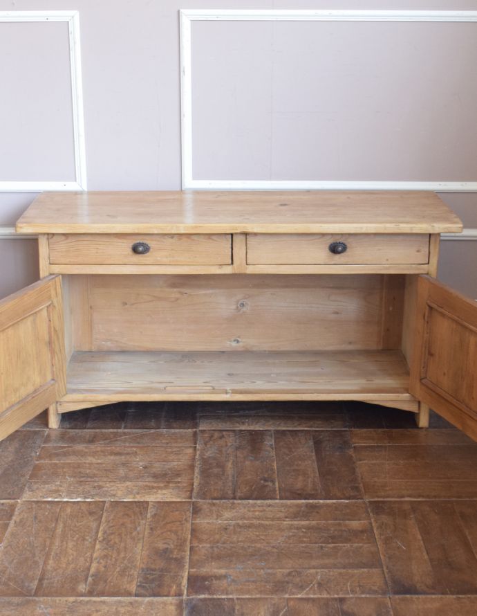 アンティークのキャビネット　アンティーク家具　ナチュラルな雰囲気にほっこりするアンティーク家具、テレビ台に使えるローキャビネット。扉を開けて中を見ると･･･キレイに修復しました。(z-012-f)