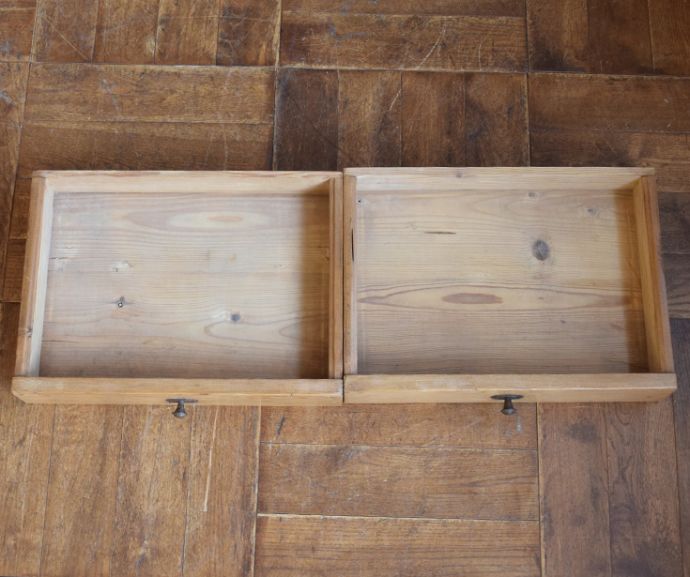 アンティークのキャビネット　アンティーク家具　ナチュラルな雰囲気にほっこりするアンティーク家具、テレビ台に使えるローキャビネット。引き出しの中もキレイです。(z-012-f)