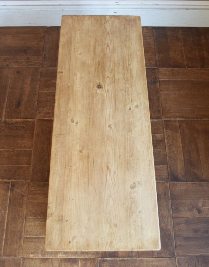 アンティークのキャビネット　アンティーク家具　ナチュラルな雰囲気にほっこりするアンティーク家具、テレビ台に使えるローキャビネット。上から見てみると･･･アンティークの風合いだけを残してキレイに修復しました。(z-012-f)