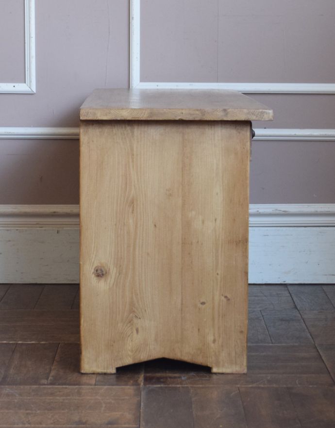 アンティークのキャビネット　アンティーク家具　ナチュラルな雰囲気にほっこりするアンティーク家具、テレビ台に使えるローキャビネット。横顔だっても美しい正面だけじゃなく横から見てもキレイです。(z-012-f)