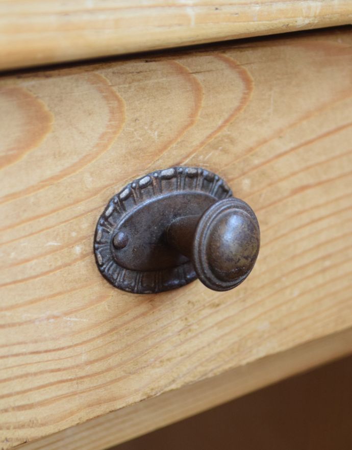 アンティークのキャビネット　アンティーク家具　ナチュラルな雰囲気にほっこりするアンティーク家具、テレビ台に使えるローキャビネット。持ちやすい取っ手。(z-012-f)