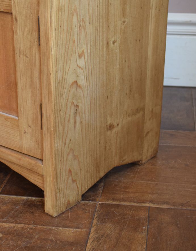 アンティークのキャビネット　アンティーク家具　ナチュラルな雰囲気にほっこりするアンティーク家具、テレビ台に使えるローキャビネット。女性１人でもラクに運べちゃうヒミツHandleのアンティークは、脚の裏にフェルトキーパーをお付けしているので、床を滑らせれば女性でも移動がカンタンに出来ます！。(z-012-f)