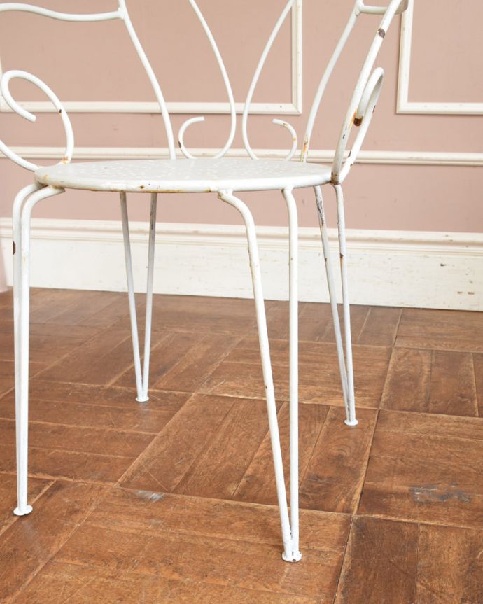 ガーデンチェア アンティーク チェア フランスのアンティークチェア、ハートのガーデンチェア(アーム付き)。移動もラクラクHandleのアンティークは、脚の裏にフェルトキーパーをお付けしていますので、床を滑らせてれば移動が簡単です。(z-022-c)