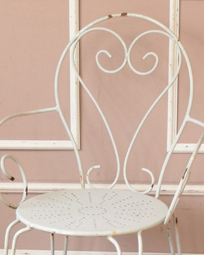 ガーデンチェア アンティーク チェア フランスのアンティークチェア、ハートのガーデンチェア(アーム付き)。フランスらしい優雅なデザインアイアンを曲げて作り出された背もたれが、なんとも優雅で美しい~見ているだけで癒されます。(z-022-c)