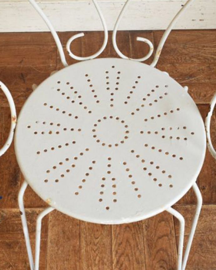 ガーデンチェア アンティーク チェア フランスのアンティークチェア、ハートのガーデンチェア(アーム付き)。座面を見ると・・・コンディションのいいものを選んでいるので安心して座って下さい。(z-022-c)