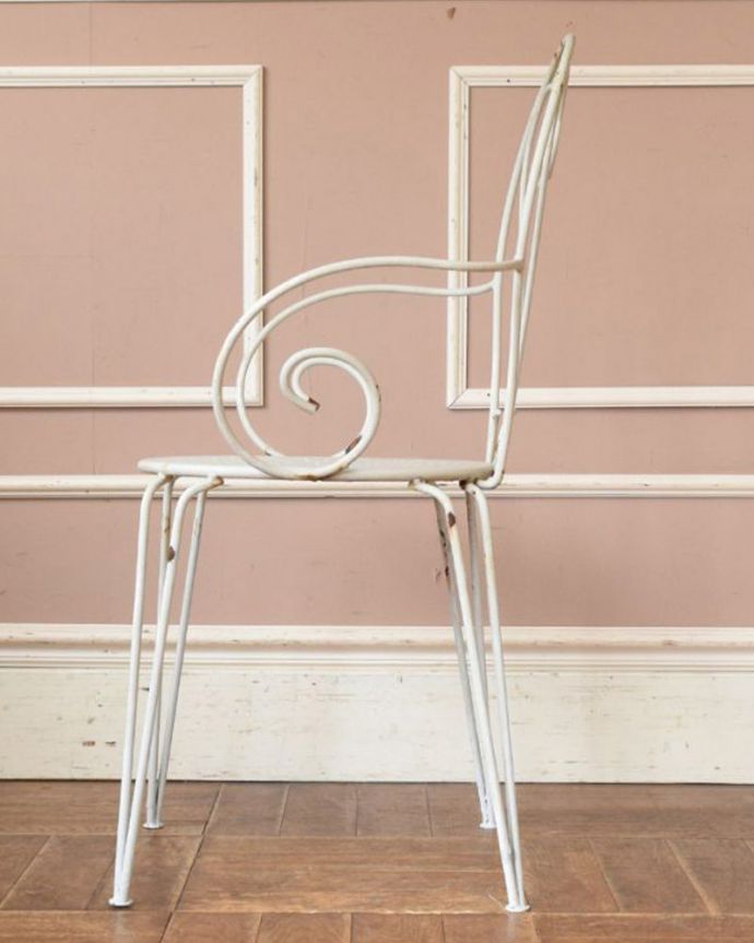 ガーデンチェア アンティーク チェア フランスのアンティークチェア、ハートのガーデンチェア(アーム付き)。横から見てもステキもちろん横から見てもフランスらしい優雅さがあふれています。(z-022-c)