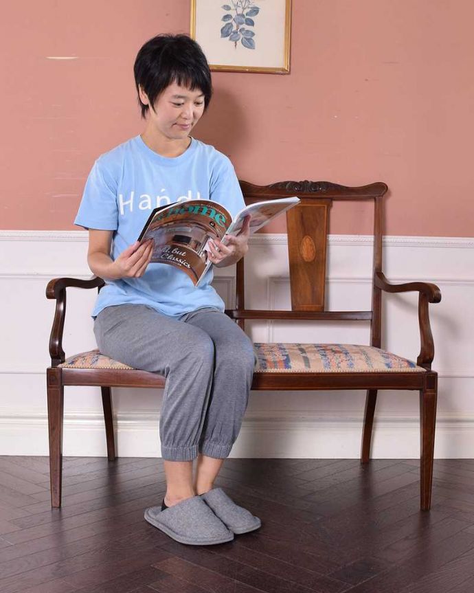 セティ・ソファ・ベンチ アンティーク チェア マホガニー材を使ったシンプルで上品なセティ。ここに座るだけで貴婦人気分17世紀頃に誕生した肘掛けと背もたれが付いた椅子セティは、2人以上で座れるソファの前身になった椅子。(z-023-c)