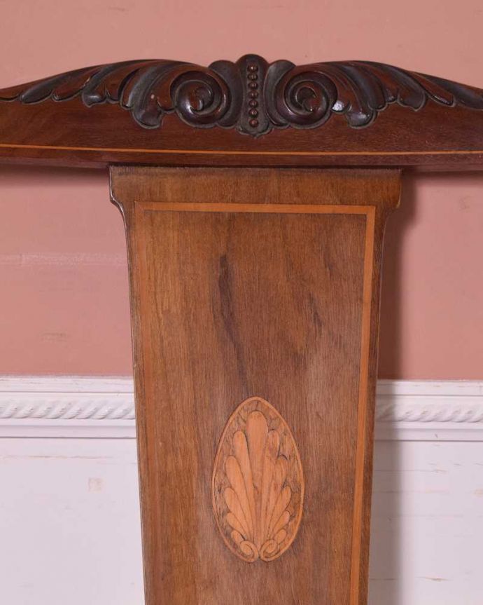 セティ・ソファ・ベンチ アンティーク チェア マホガニー材を使ったシンプルで上品なセティ。芸術作品のような迫力満点の彫です!木目や色は1脚1脚微妙に違いますが、どれもキレイに仕上げています。(z-023-c)