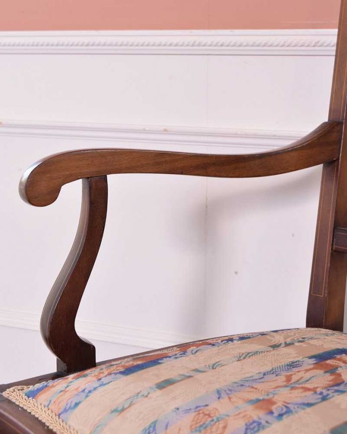 セティ・ソファ・ベンチ アンティーク チェア マホガニー材を使ったシンプルで上品なセティ。デザインされたアーム部分肘を掛けれるようにデザインされたアームの形まで優雅なんです。(z-023-c)