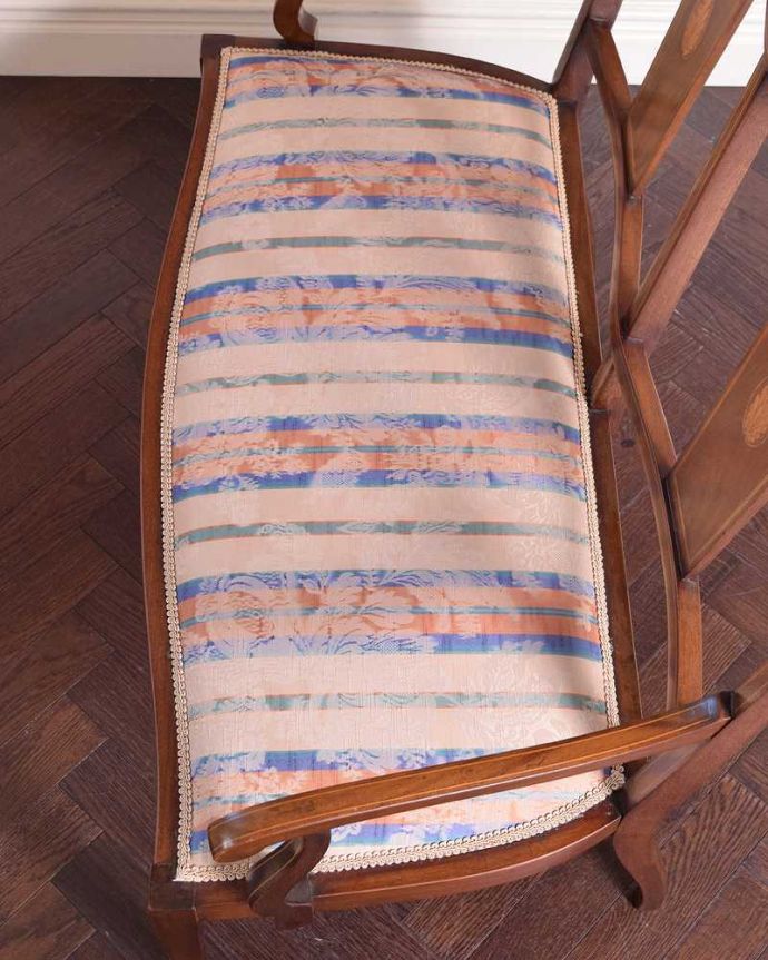 セティ・ソファ・ベンチ アンティーク チェア マホガニー材を使ったシンプルで上品なセティ。新しい生地で張り替えました修復の際、一度、古い生地を剥がして木製部分を組みなおしし、強度を持たせてから新しい生地で張り替えました。(z-023-c)