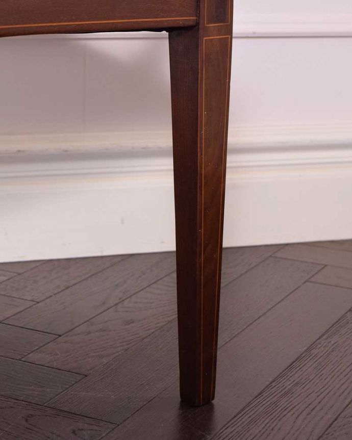 セティ・ソファ・ベンチ アンティーク チェア マホガニー材を使ったシンプルで上品なセティ。持ち上げなくても移動できます!Handleのアンティークは、脚の裏にフェルトキーパーをお付けしていますので、持ち上げなくても床を滑らせて移動させることが出来ます。(z-023-c)