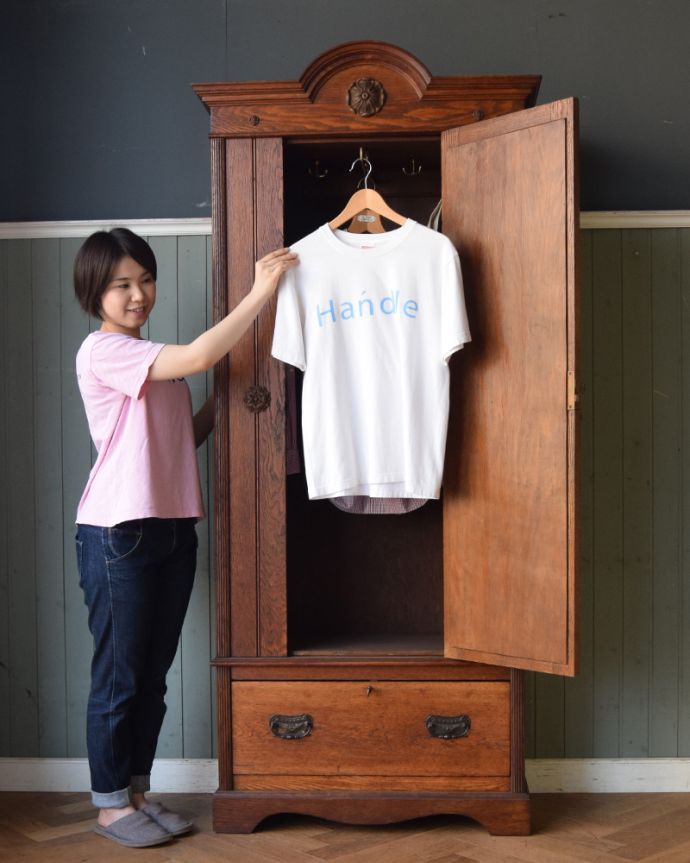 フレンチエレガントスタイル アンティーク家具 フランスで見つけたお花の彫り入りアンティーク ワードローブ(ホールローブ)。外国製のワードローブは装飾があちこちにあるので、絵になるアイテム。(z-023-f)