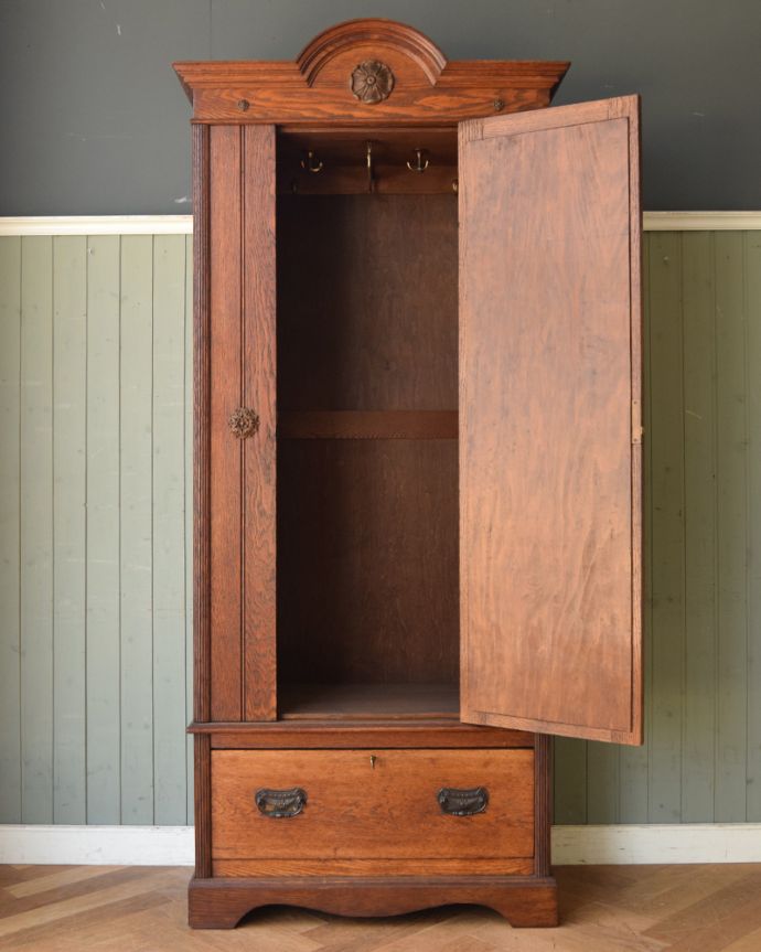 フレンチエレガントスタイル アンティーク家具 フランスで見つけたお花の彫り入りアンティーク ワードローブ(ホールローブ)。お気に入りのお洋服や帽子を、た〜っぷり収納できるとっても便利なワードローブ。(z-023-f)