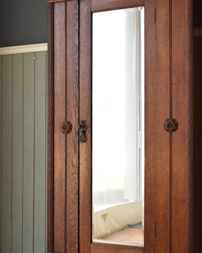 フレンチエレガントスタイル アンティーク家具 フランスで見つけたお花の彫り入りアンティーク ワードローブ(ホールローブ)。大きな鏡はお部屋を広く見せる効果大。(z-023-f)