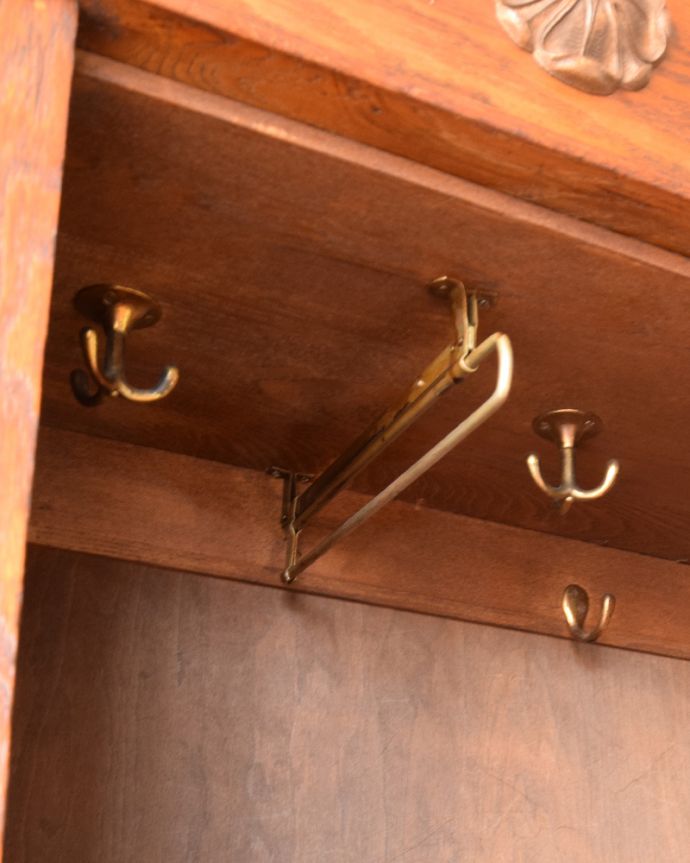 フレンチエレガントスタイル アンティーク家具 フランスで見つけたお花の彫り入りアンティーク ワードローブ(ホールローブ)。フックもたっぷり付いています。(z-023-f)